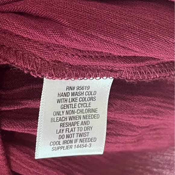 Women’s Liz Claiborne Tunic Style Burgandy Embroidered Top. Size Medium. - Picture 9 of 12